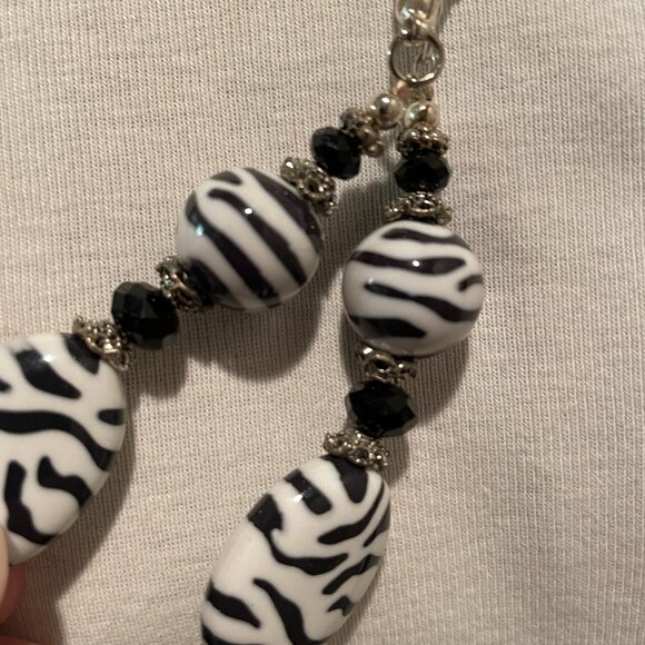 YOU & I BRAND NECKLACE, BRACELET AND EARRING SET, ZEBRA DESIGN BLACK AND WHITE. - Picture 6 of 13